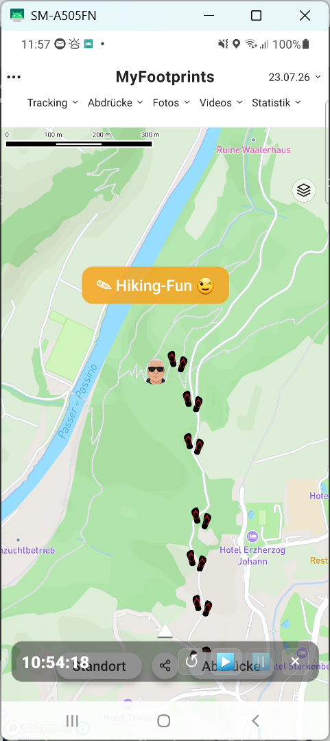 Das MyFootprints Tages-Video spielt einen Wanderweg mit Abdrücken und Avatar ab
